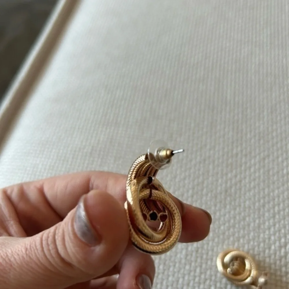 NWB Hoop gold Earrings